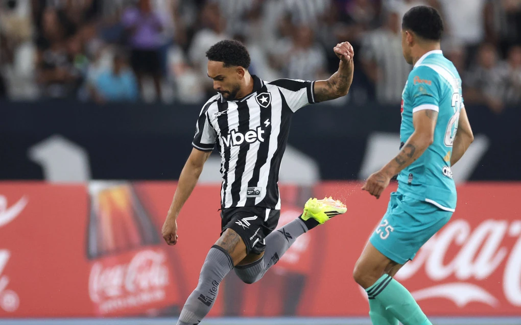 Lesão de Vanderson amplia chance de Vitinho na briga por vaga na Copa