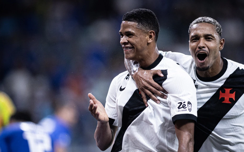 Volantes do Vasco ganham protagonismo com Barros após chegada de Renato