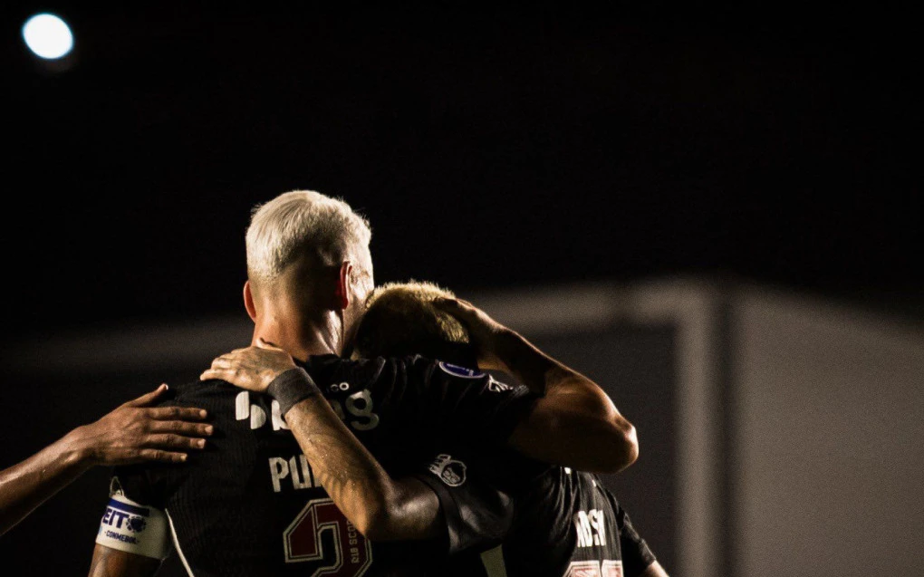 Adson brilha, Vasco bate o Olimpia e assume a liderança do grupo na Sul-Americana | Vasco | O Dia