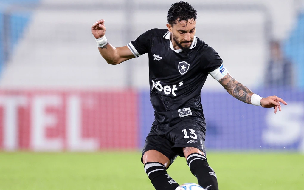 alex-telles-revela-sacrifício-para-atuar-em-vitória-do-botafogo-sobre-o-racing-1