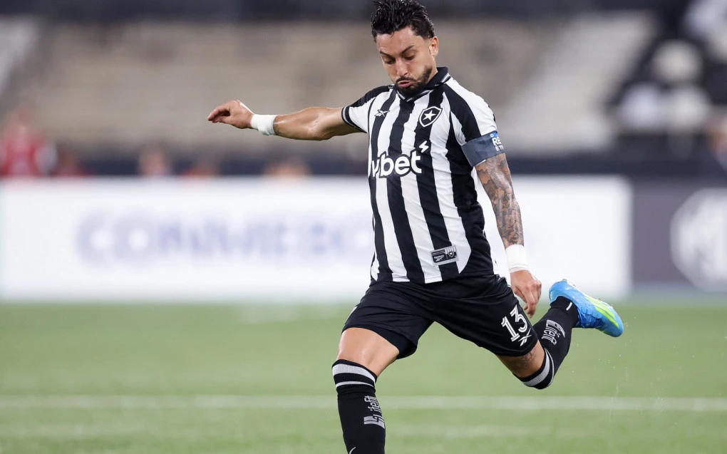 Alex Telles pede ‘respeito maior’ após pergunta sobre crise no Botafogo