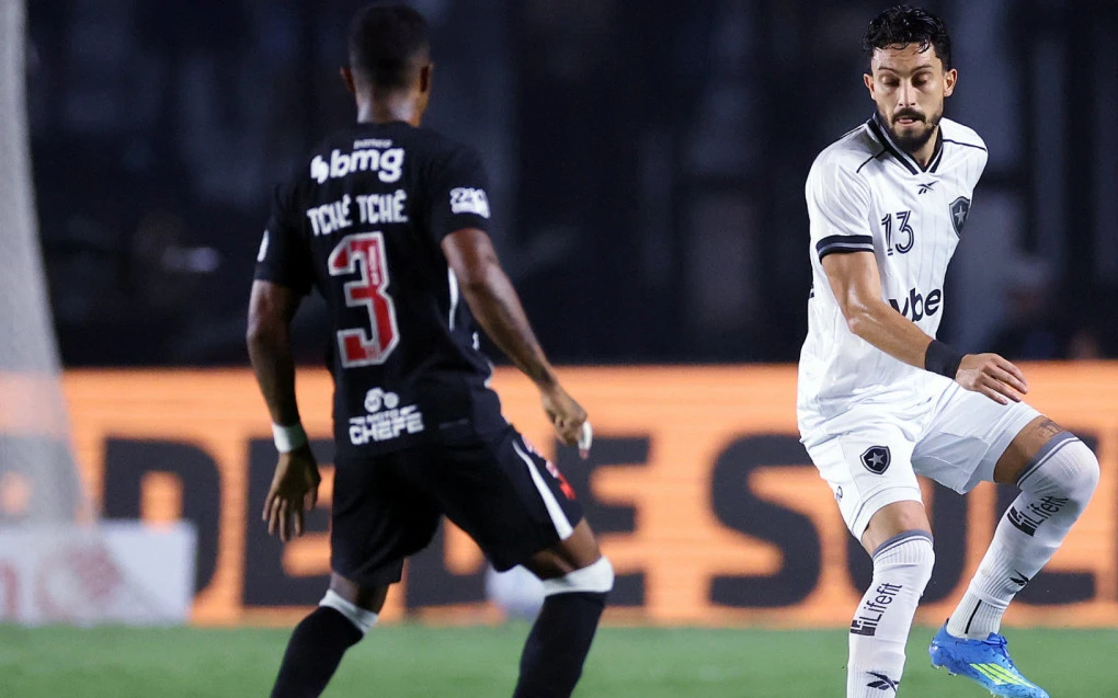 Alex Telles acalma torcida do Botafogo após deixar clássico com dores