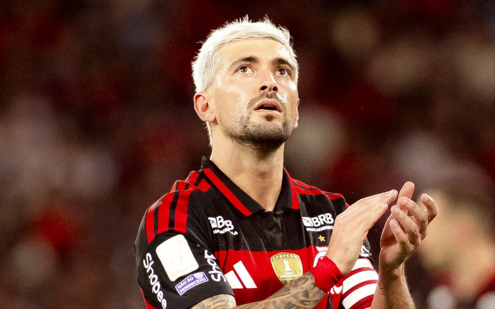 Arrascaeta chama Oscar Schmidt de ‘fenômeno’ após homenagem