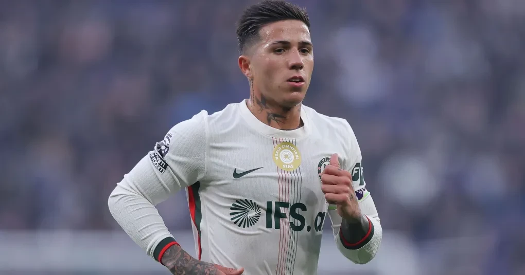 Após suspensão, Enzo Fernández volta e pode reforçar Chelsea contra United | CNN Brasil