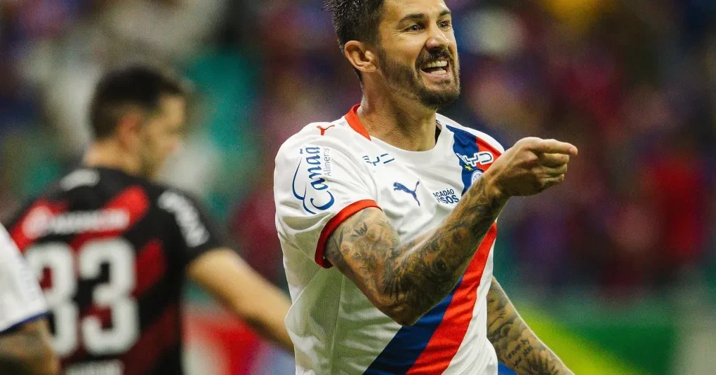 bahia-goleia-athleticopr-e-segue-firme-no-g4-do-brasileiro-1