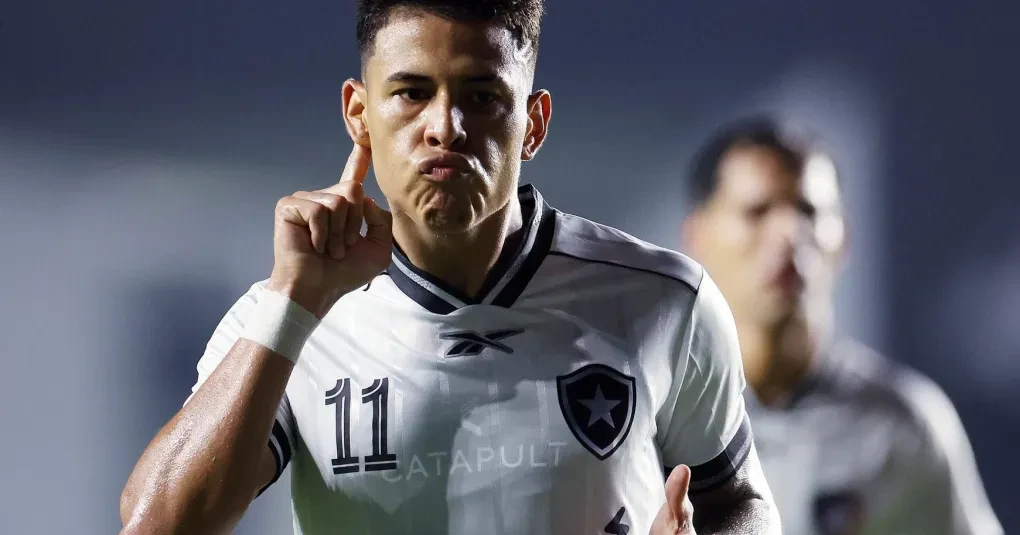 Botafogo vira sobre o Vasco com golaço de Matheus Martins em São Januário