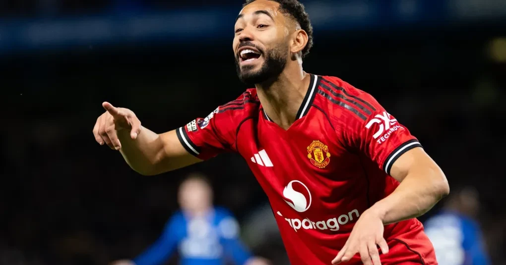 Brasileiro marca, e Manchester United vence Chelsea após lesão de Estêvão | CNN Brasil