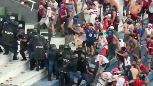 Briga entre torcedores leva ao cancelamento de Olimpia x Cerro Porteño | CNN Brasil