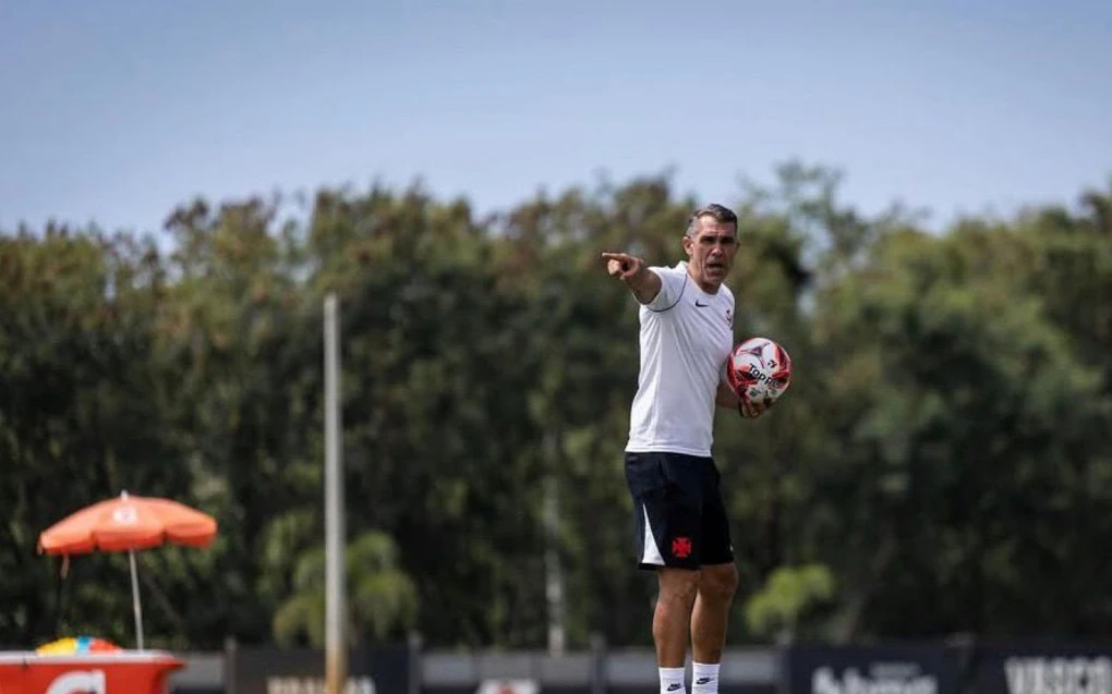 Bruno Lazaroni recusa convite de Diniz no Corinthians e permanece no Vasco | Vasco | O Dia