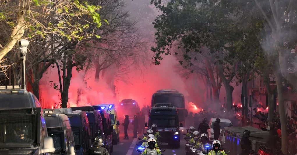 Champions: Torcedores do Barcelona quebram vidros de ônibus do Atleti | CNN Brasil