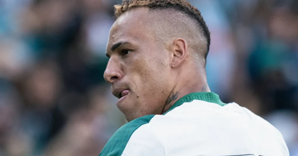 Com falha de Lyanco, Coritiba vence Atlético-MG no Campeonato Brasileiro | CNN Brasil