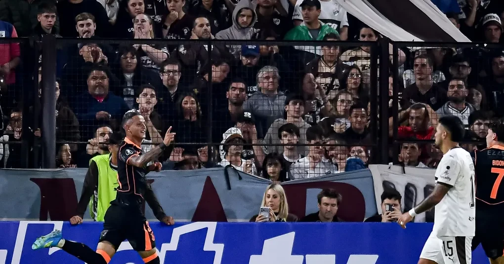 Com Garro garçom, Corinthians vence Platense em estreia na Libertadores | CNN Brasil