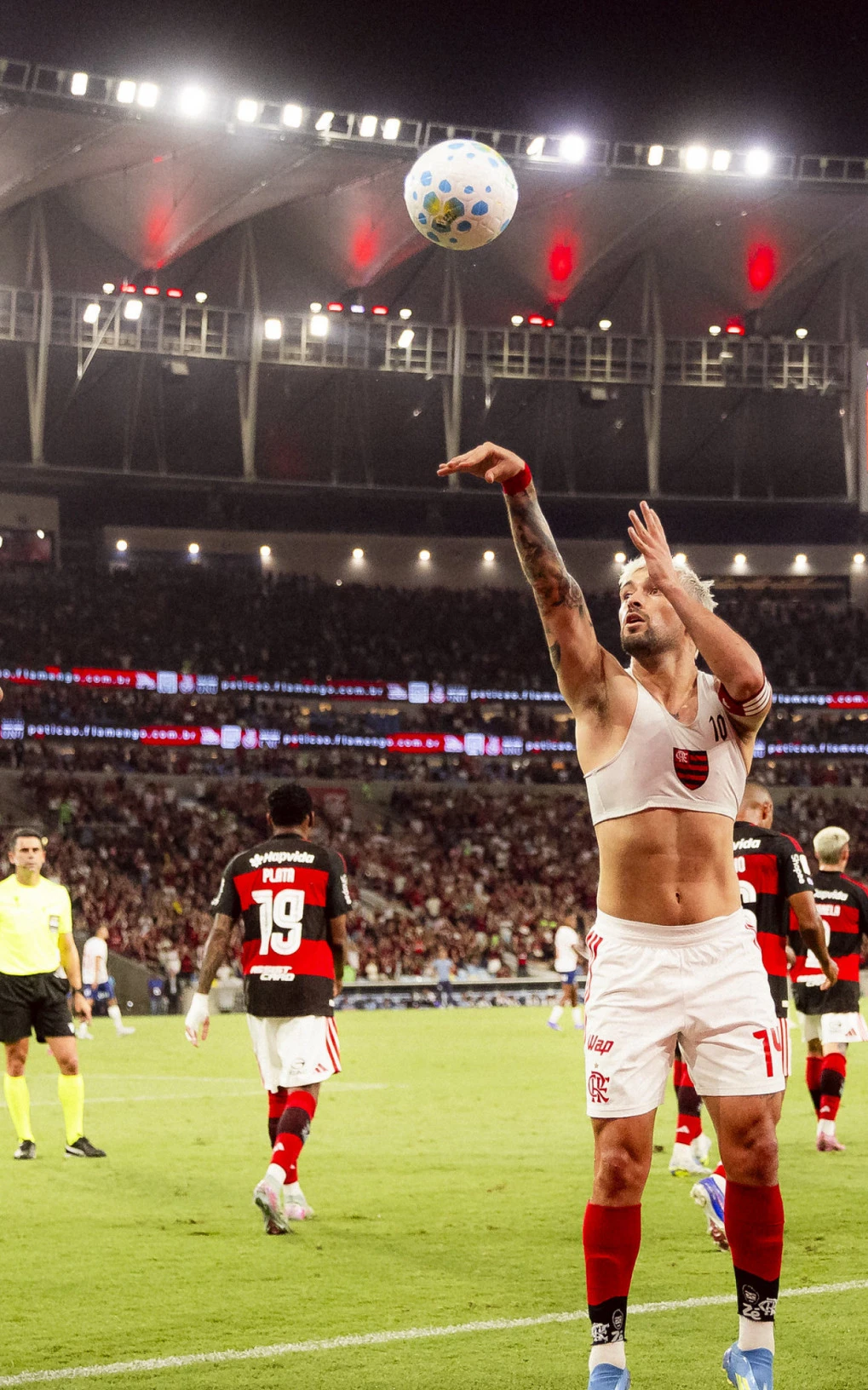 Arrascaeta homenageia Oscar Schmidt e Mengão vence Bahia no Maracanã