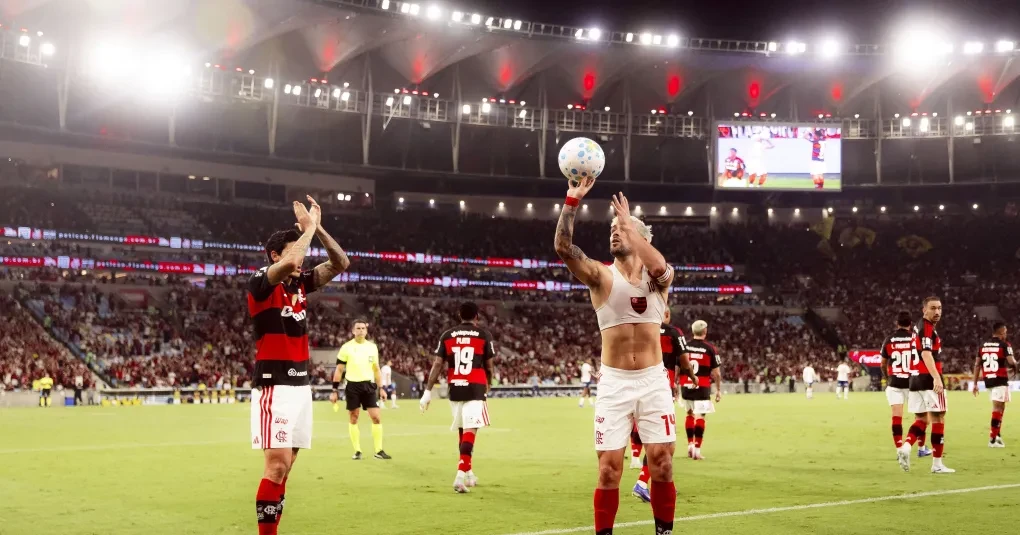 Com homenagens a Oscar, Flamengo vence Bahia e segue na cola do Palmeiras | CNN Brasil