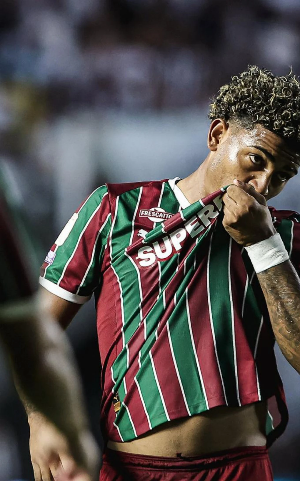 Com quadro de gripe, John Kennedy tem mal-estar e chega a vomitar no gramado | Fluminense | O Dia