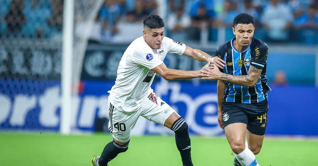 Com um a menos, Grêmio vence Deportivo Riestra na Sul-Americana | CNN Brasil
