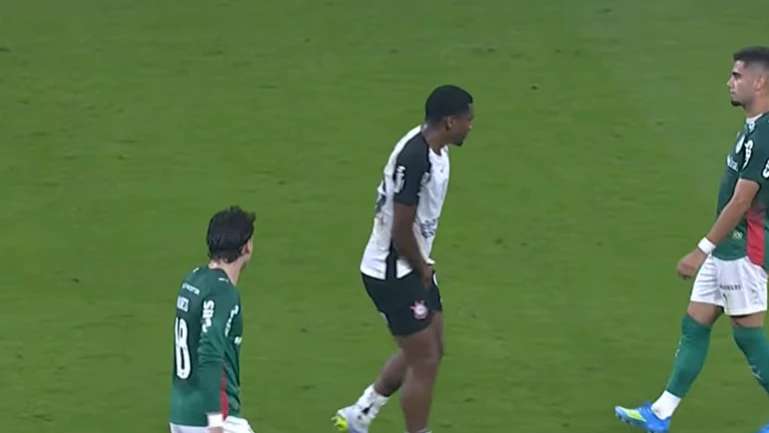 Corinthians x Palmeiras: jogador é expulso por gesto obsceno; veja o vídeo | CNN Brasil
