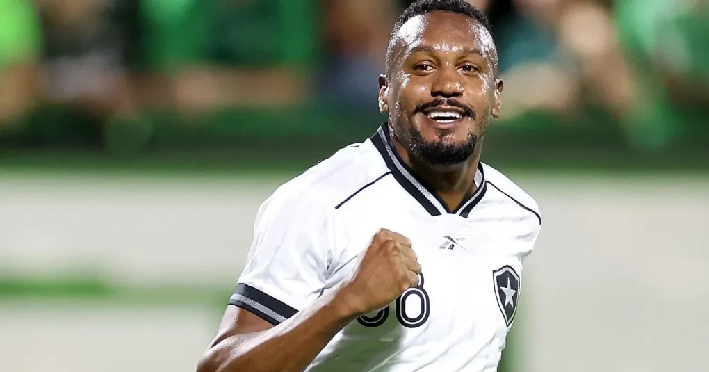 Edenílson e Danilo brilham, e Botafogo goleia a Chapecoense fora de casa | CNN Brasil