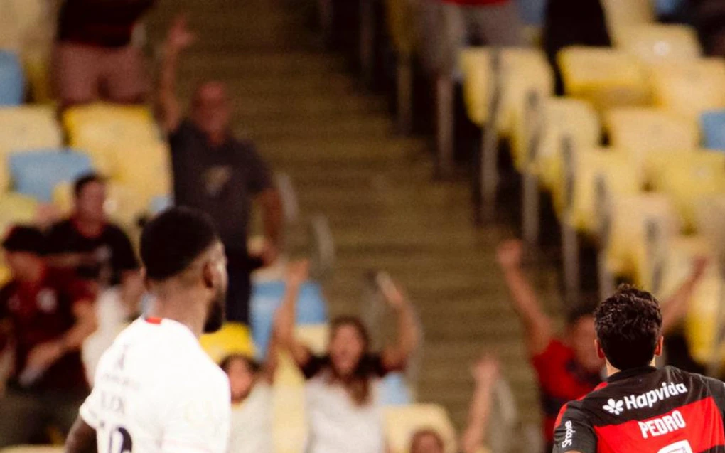 Flamengo vence o Vitória no Maracanã e amplia vantagem na Copa do Brasil