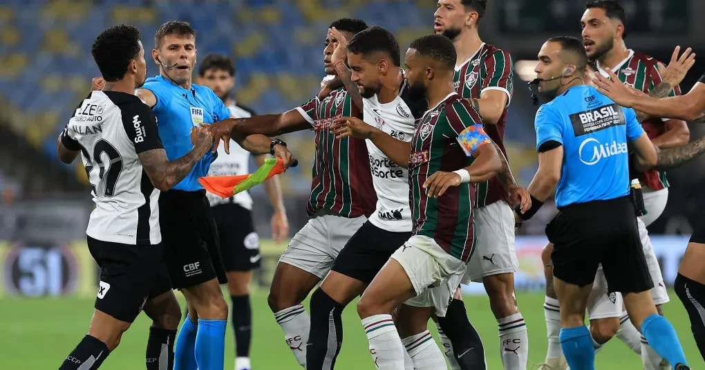 fluminense-x-corinthians-tem-expulsão-bizarra-por-gesto-obsceno-veja-1