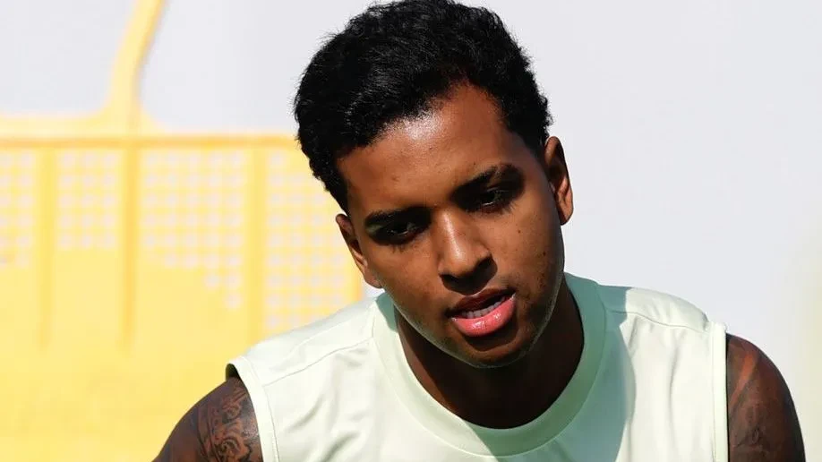 Rodrygo celebra avanço na recuperação e mostra embaixadinhas