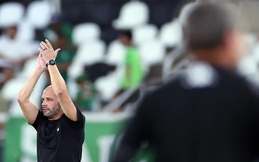 Franclim Carvalho valoriza evolução do sistema defensivo e celebra primeira vitória em casa | Botafogo | O Dia