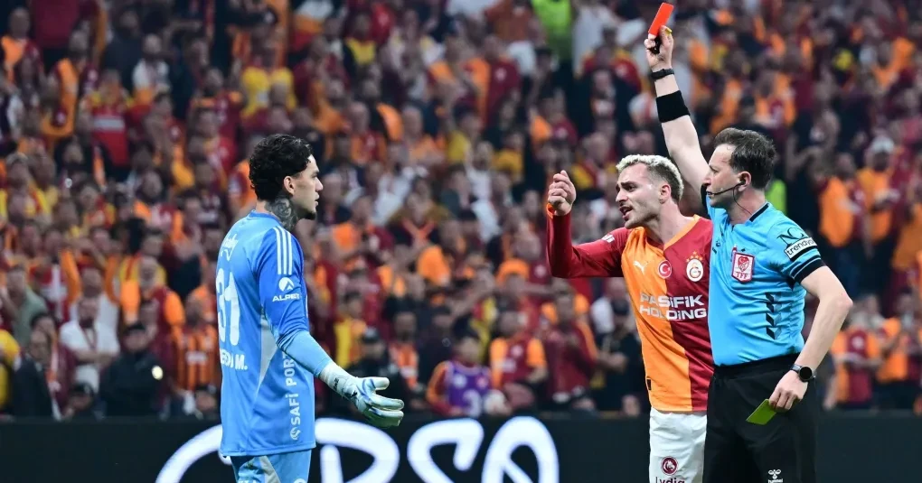 Goleiro da Seleção é expulso e soca cabine do VAR em clássico turco | CNN Brasil