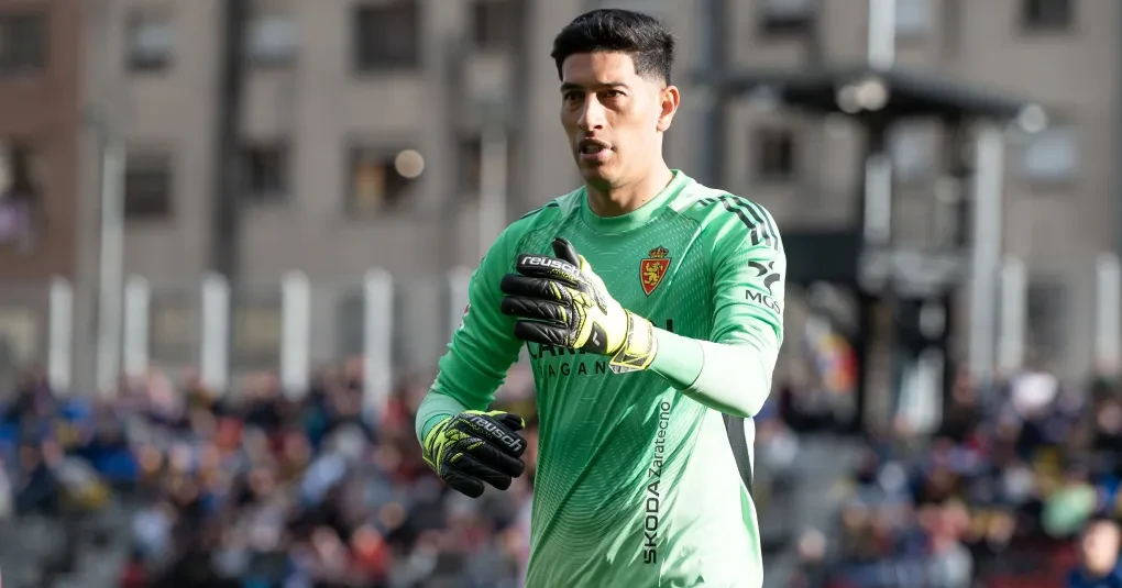 Goleiro de clube da segunda divisão da Espanha dá soco em adversário; veja | CNN Brasil