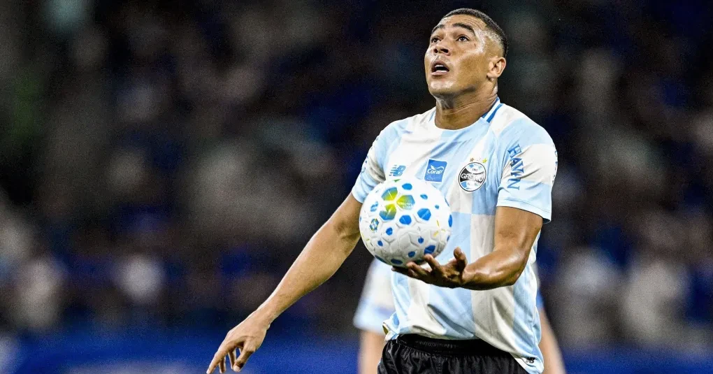 Grêmio: Carlos Vinícius cobra e erra pênalti três vezes na Sul-Americana | CNN Brasil