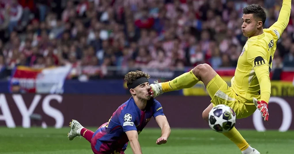 Jogador do Barcelona sangra em campo após choque com goleiro na Champions | CNN Brasil