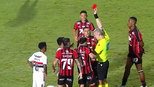 Jogador do São Paulo é expulso após acertar chute na cabeça de adversário | CNN Brasil