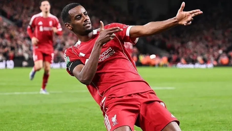 Liverpool: Slot vê Alexander Isak como solução após grave lesão de Ekitike | CNN Brasil