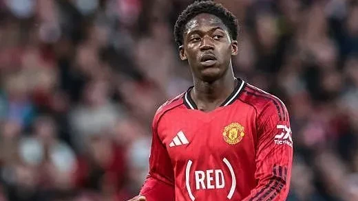 Mainoo assina renova contrato com o Manchester United até 2031 | CNN Brasil