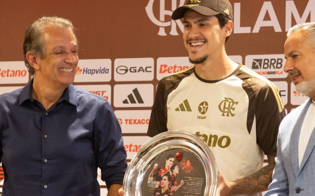 pedro-é-homenageado-por-se-tornar-artilheiro-do-flamengo-no-século-passa-um-filme-na-cabeça-1