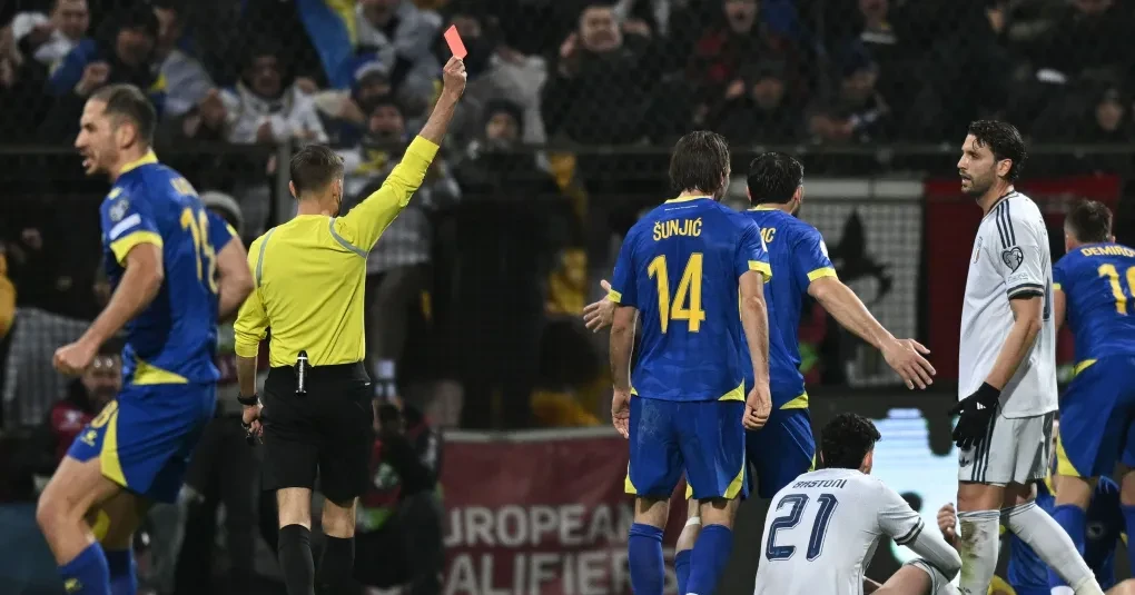 Chivu apoia zagueiro Alessandro Bastoni após expulsão e eliminação da Itália