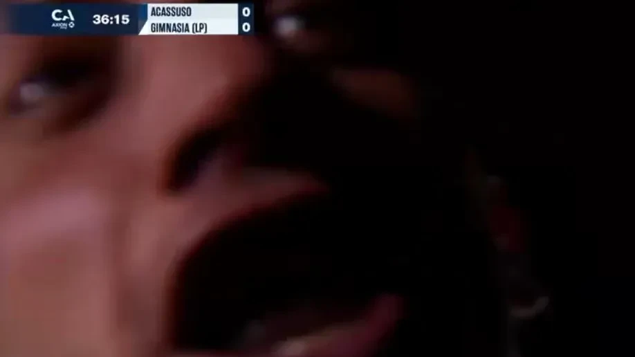 Torcedor encontra câmera da transmissão durante jogo e aponta para si mesmo | CNN Brasil