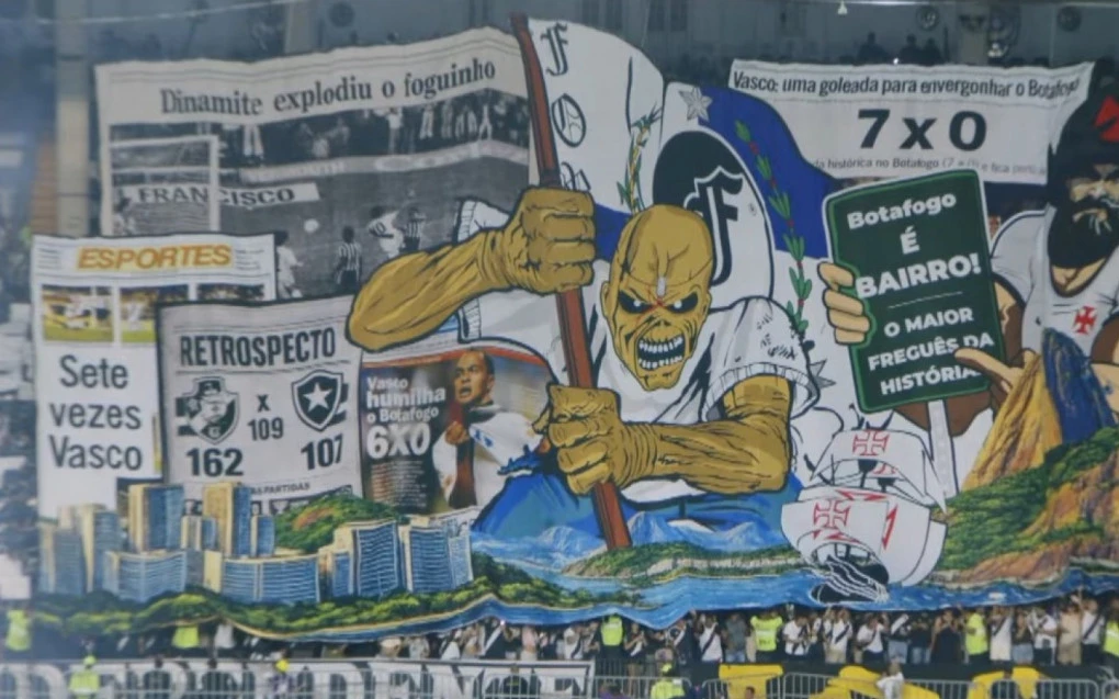 Torcida do Vasco exibe mosaico e provoca Botafogo antes do clássico