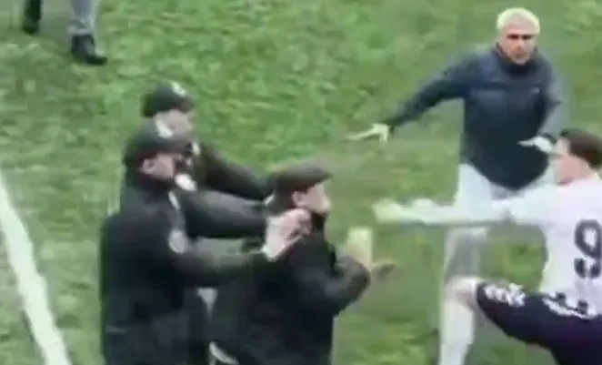 Vídeo: Equipes rebaixadas promovem pancadaria após jogo na Turquia | CNN Brasil