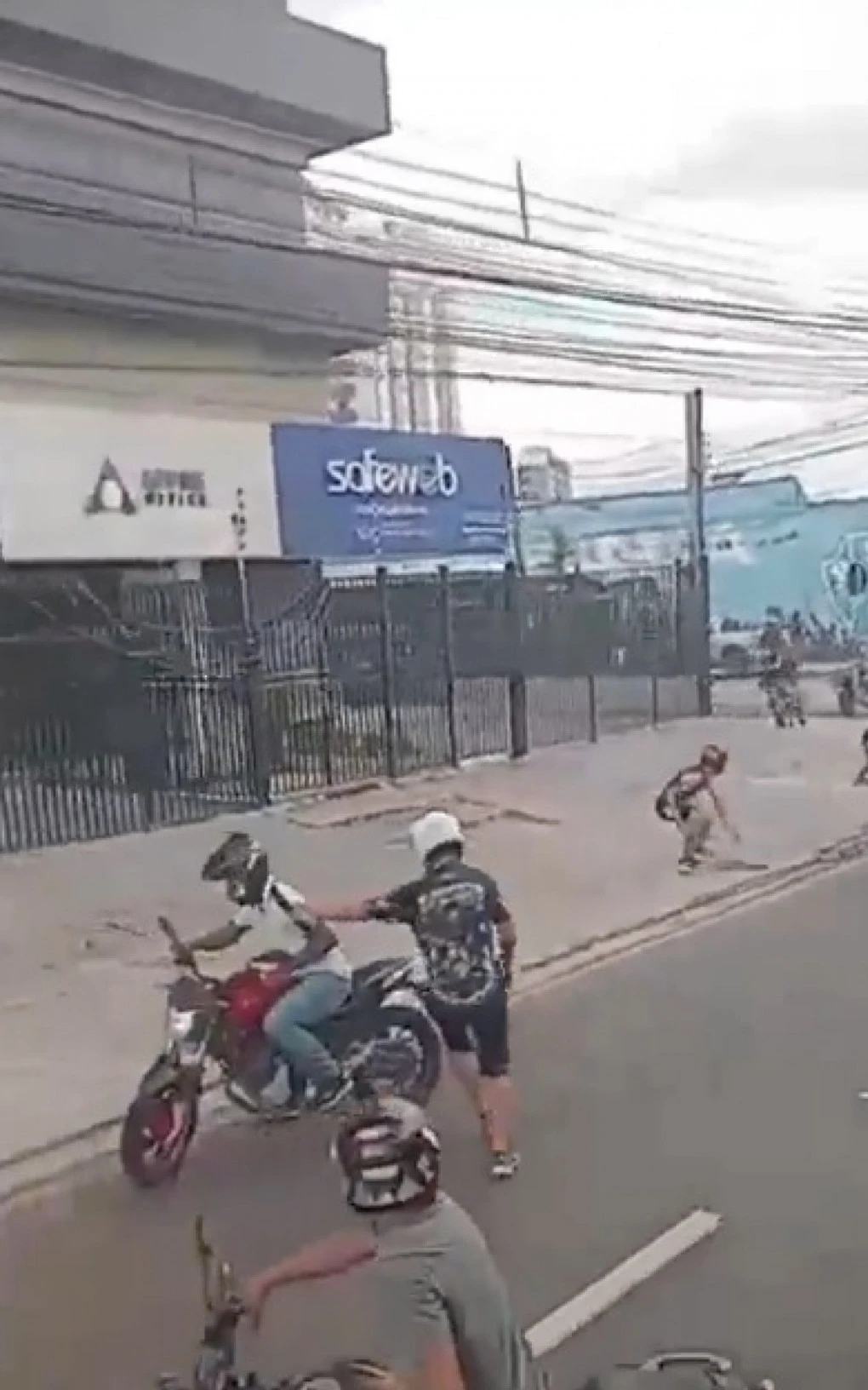 Vídeo: torcedores do Vasco e Remo brigam em Belém antes de jogo pelo Brasileirão | Vasco | O Dia