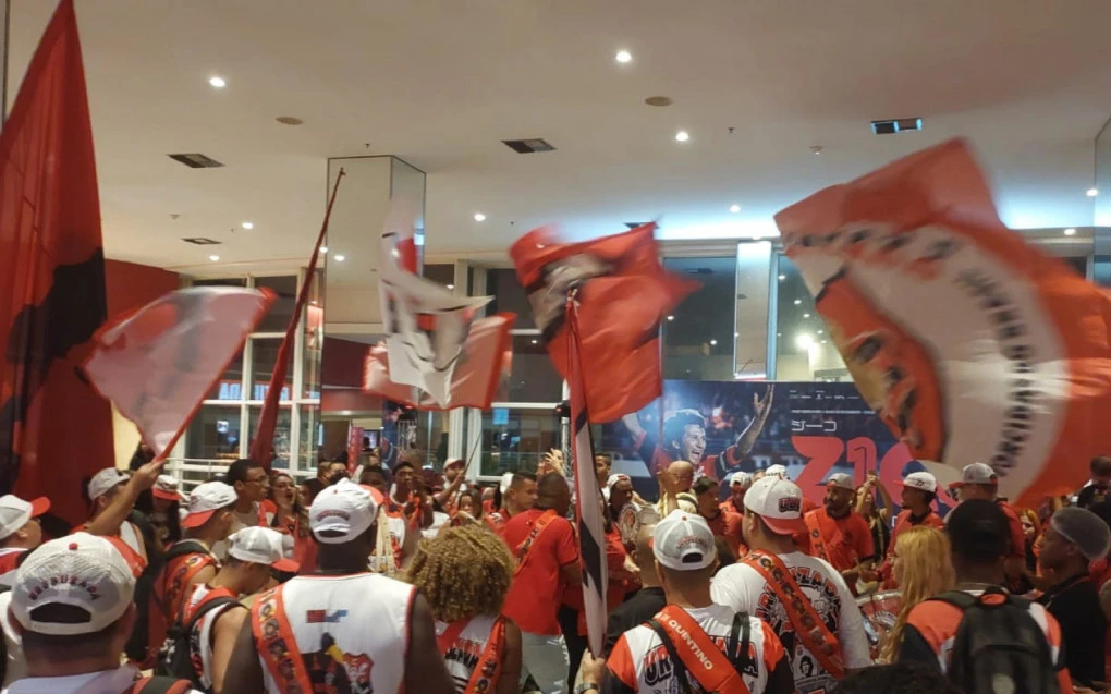 Vídeo! Torcida do Flamengo transforma cinema em arquibancada para ver filme de Zico | Flamengo | O Dia