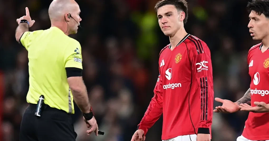 VÍDEO: zagueiro do Manchester United dá puxão de cabelo e é expulso | CNN Brasil