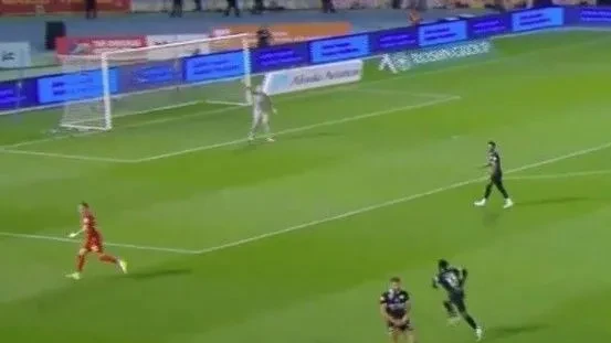 Virou "moda"? Zagueiro faz gesto obsceno e é expulso no Campeonato Saudita | CNN Brasil