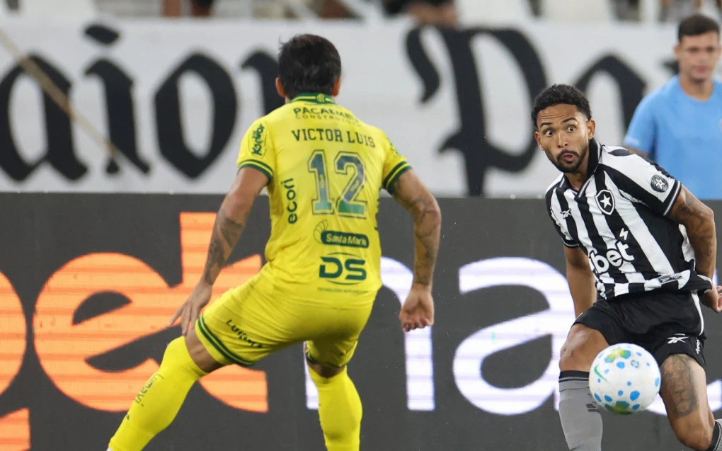 Vitinho valoriza vitória do Botafogo no Nilton Santos apesar de atuação abaixo