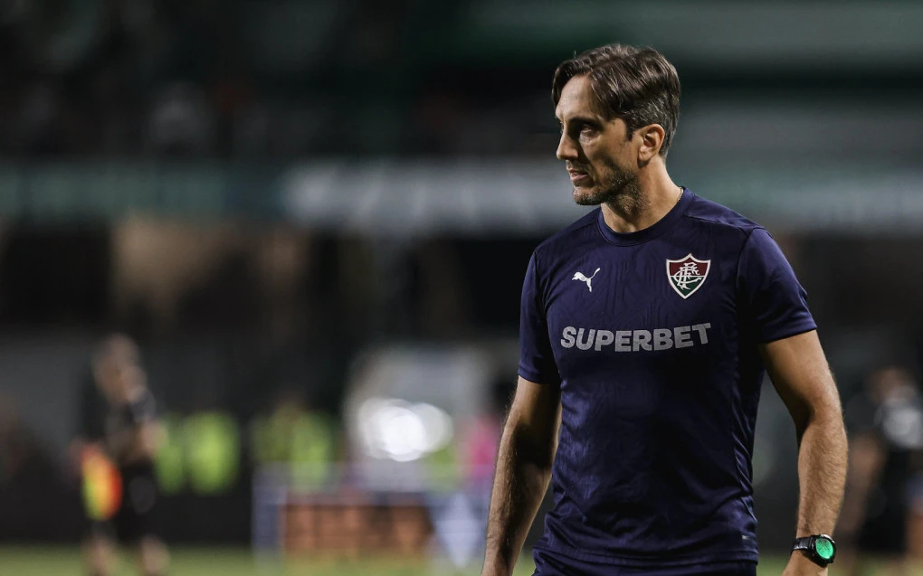 Zubeldía critica anulação de gol, se levanta e ironiza arbitragem após empate do Fluminense
