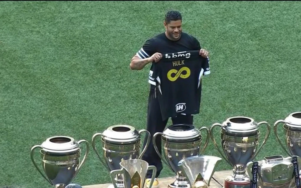 A caminho do Fluminense, Hulk recebe homenagem do Atlético-MG e da torcida | Fluminense | O Dia