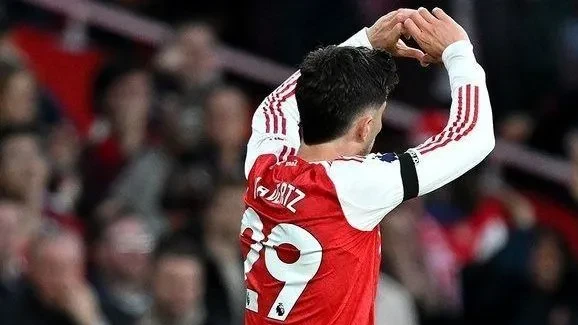 Arsenal bate Burnley por 1 a 0 e fica a uma vitória do título da Premier League