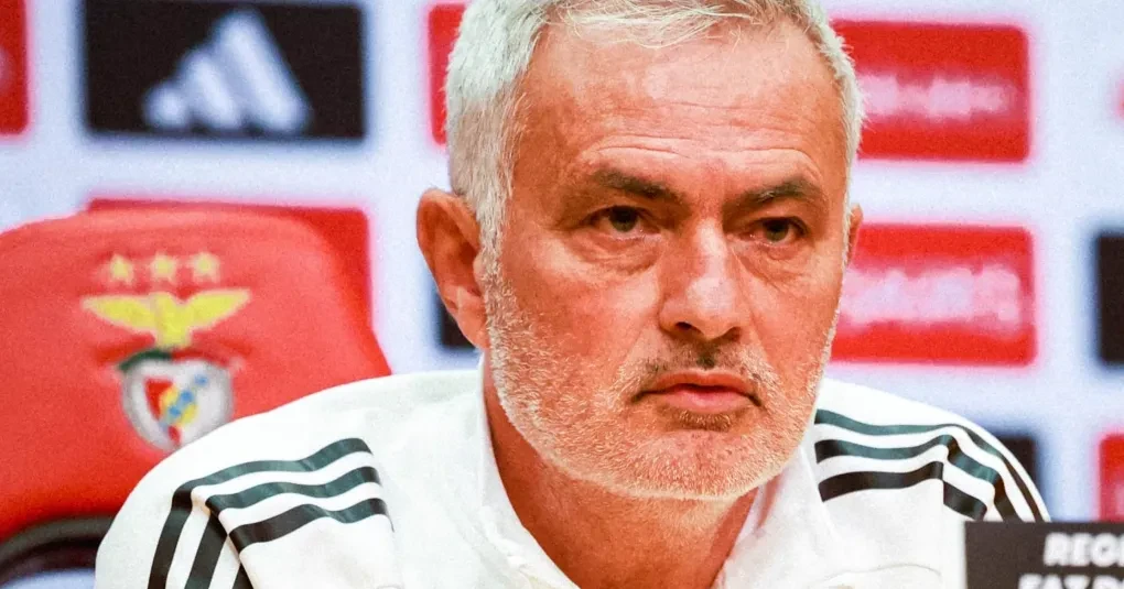 Benfica termina Liga Portuguesa invicto com Mourinho, mas fora da Champions | CNN Brasil