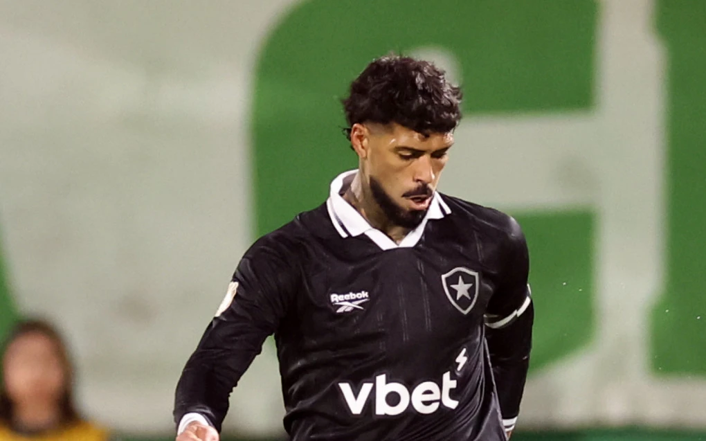 Botafogo e Palmeiras discutem data de liberação de Barboza após venda