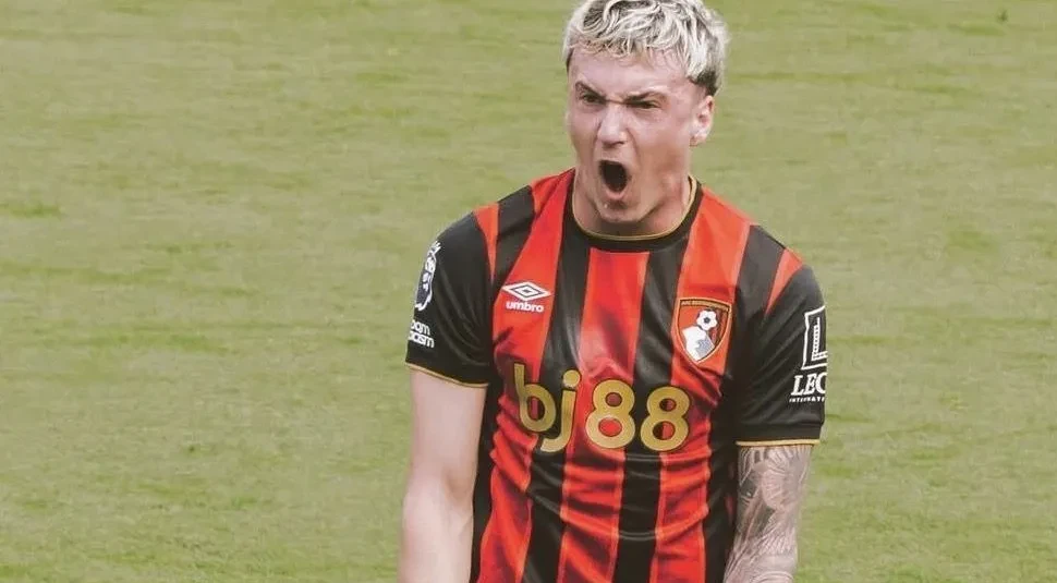 Bournemouth suspende jogador após supostas conversas com menina de 15 anos | CNN Brasil