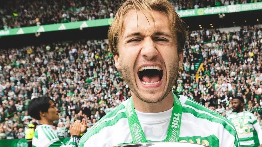 Celtic marca nos acréscimos, leva título escocês e torcida invade o campo | CNN Brasil